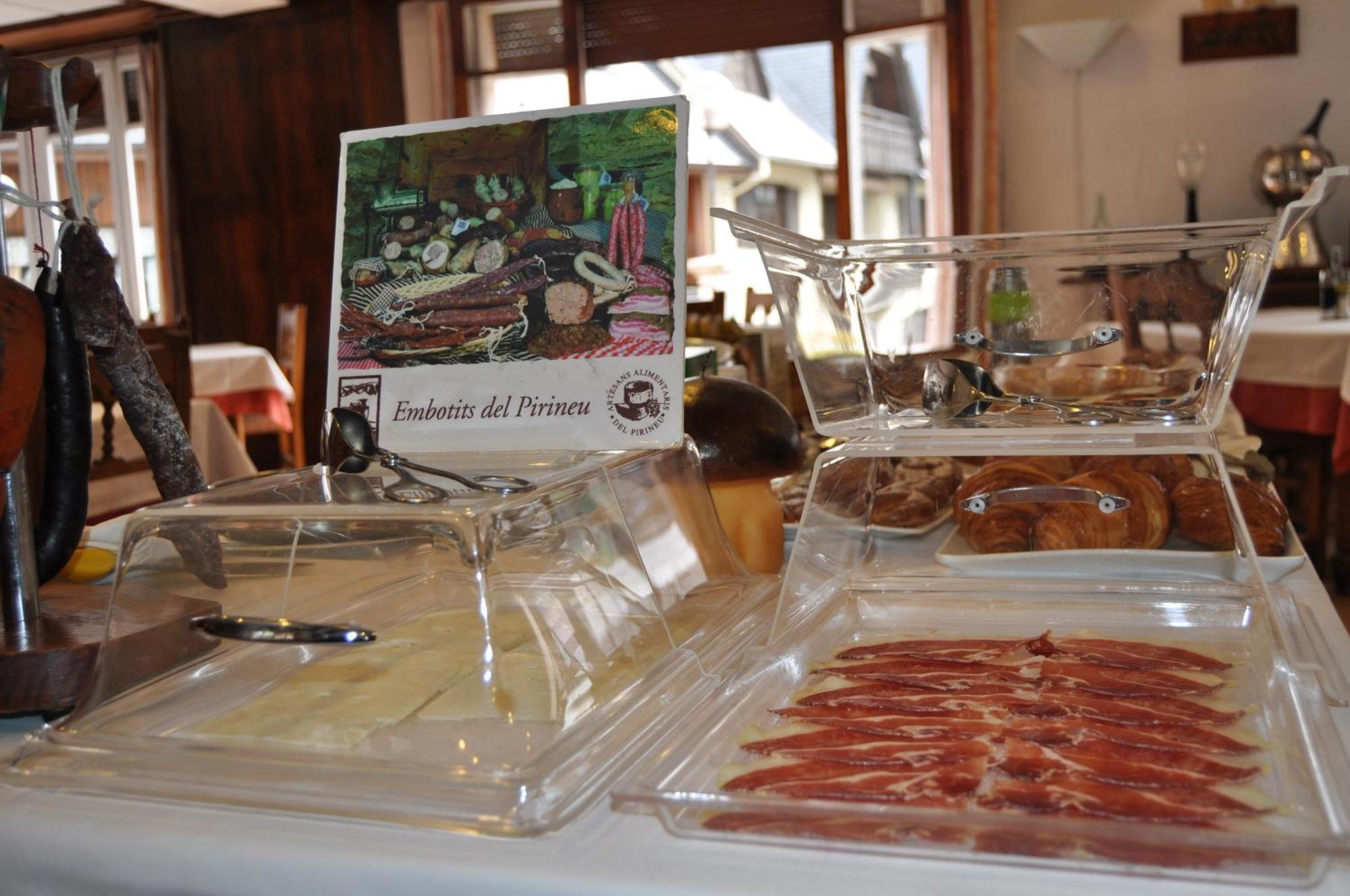 Hosteria Catalana Bossost Bagian luar foto