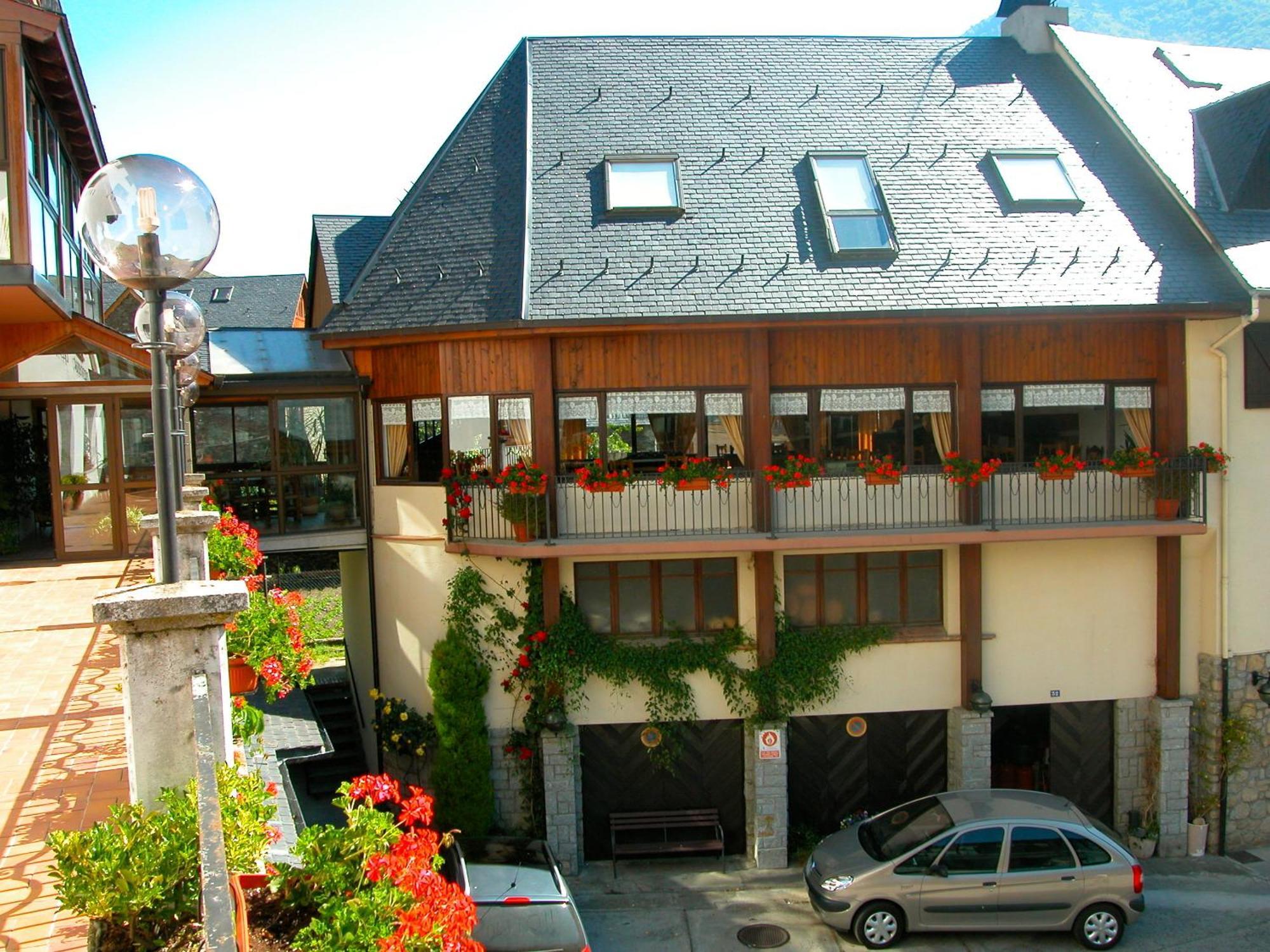 Hosteria Catalana Bossost Bagian luar foto