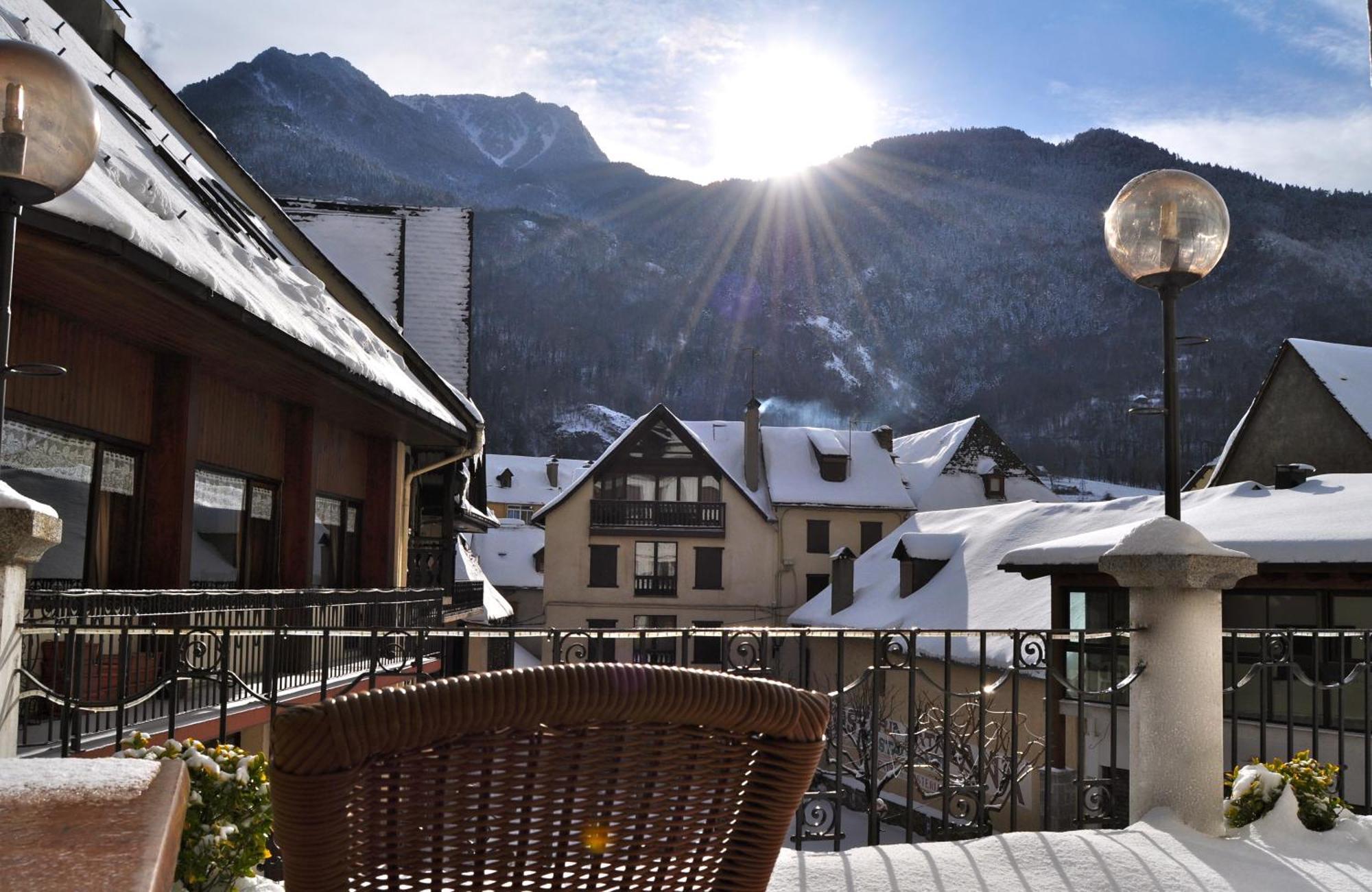 Hosteria Catalana Bossost Bagian luar foto